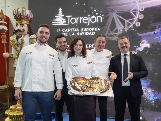 La presidenta de la Comunidad de Madrid, Isabel Díaz Ayuso, y el consejero de Cultura, Turismo y Deporte, Mariano de Paco, visitaron el stand torrejonero en FITUR donde pudieron degustar las mejores palmeras de chocolate de Torrejón de Ardoz, a cargo de la Pastelería Migas