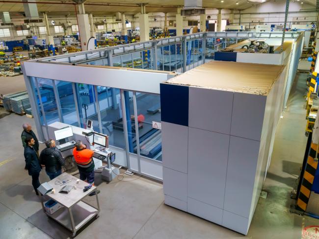 El alcalde, Alejandro Navarro Prieto, visita Lasercor, empresa torrejonera que ha cortado más de la mitad de planchas de acero inoxidable de la espectacular envolvente del estadio Santiago Bernabéu