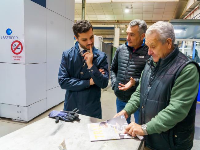 El alcalde, Alejandro Navarro Prieto, visita Lasercor, empresa torrejonera que ha cortado más de la mitad de planchas de acero inoxidable de la espectacular envolvente del estadio Santiago Bernabéu