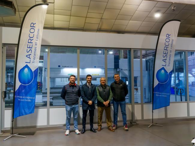 El alcalde, Alejandro Navarro, el fundador de Lasercor, Julián Jiménez Candano, su presidente Julián Jiménez Barroso, y Miguel Ángel Jiménez Barroso, responsable de producción de la compañía durante la visita a la empresa