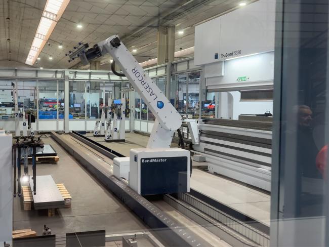 Los responsables de Lasercor han mostrado al alcalde, Alejandro Navarro, el nuevo centro de producción que cuenta con un avanzado robot de plegado automatizado