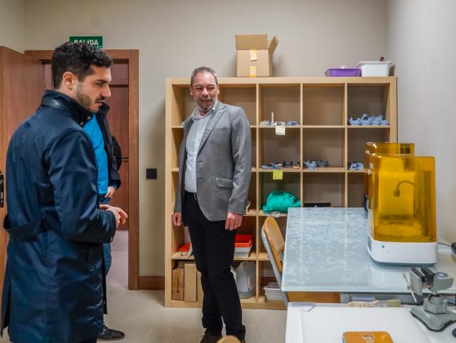 El alcalde, Alejandro Navarro Prieto, visitando las instalaciones de Osteógenos