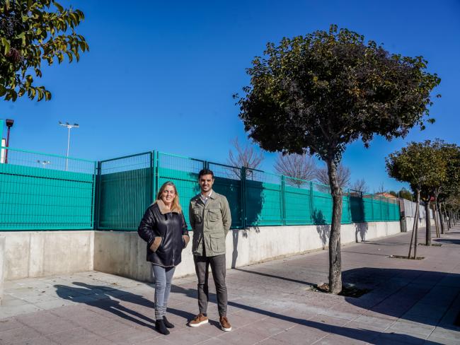 El alcalde, Alejandro Navarro, y Regina Rico, directora del colegio de Educación Especial público Iker Casillas delante del lugar donde se ubicaba la torre de media tensión