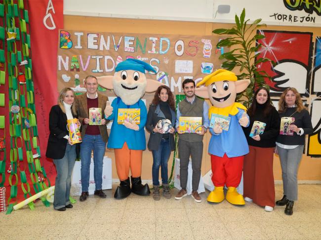 El alcalde, Alejandro Navarro, junto con el concejal de Bienestar, Educación e Inmigración, Rubén Martínez, visitaron ayer este programa, acompañados de Los Guachis