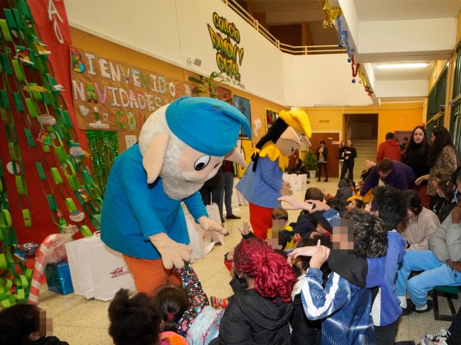 Los Guachis, llevando sonrisas y regalos a los menores participantes