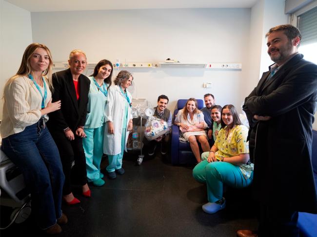 El alcalde de Torrejón de Ardoz, Alejandro Navarro Prieto, y la concejala de Sanidad, Carla Picazo, junto a Lucía, el primer bebé de España del 2025, su familia y el equipo médico que atendió el parto