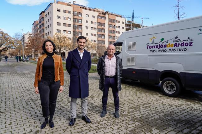La concejala de Medio Ambiente, Esperanza Fernández, el alcalde, Alejandro Navarro, y el concejal de Obras y Limpieza Urbana, Valeriano Díaz