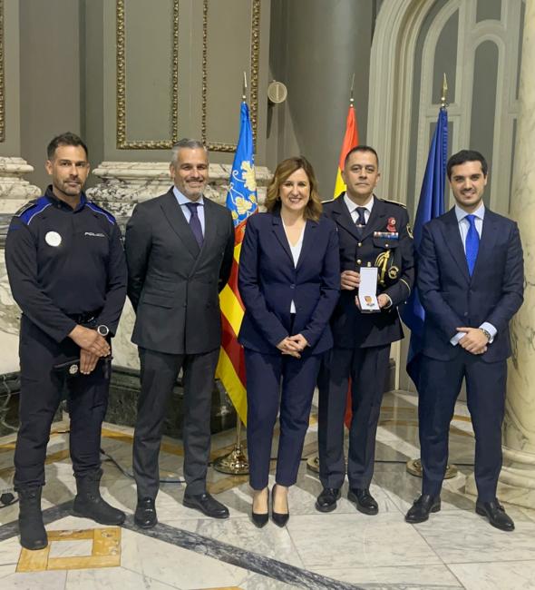 La alcaldesa de Valencia, María José Catalá, el alcalde de Torrejón, Alejandro Navarro, el concejal de Seguridad, Alberto Cantalejo, el comisario principal de la Policía Local, Miguel Parra, y uno de los agentes que participó en los dispositivos de ayuda