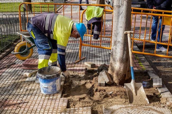 Operarios reparando las aceras