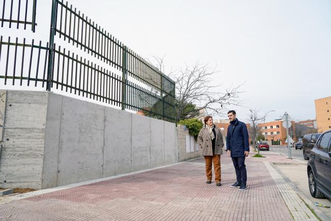 El alcalde, Alejandro Navarro Prieto, supervisó el resultado de los trabajos junto a la directora del instituto Victoria Kent, Pilar Álvarez  