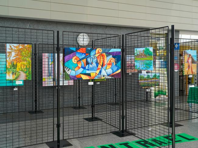 Exposición “Colores que curan”, que puede visitarse en el hall del hospital durante este mes de febrero