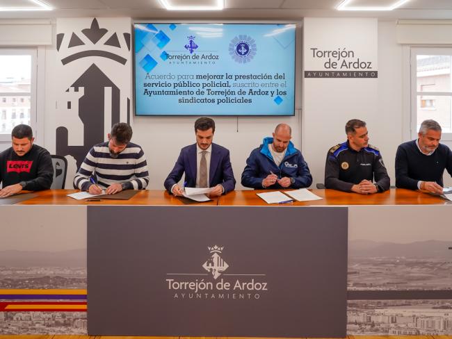 El alcalde, Alejandro Navarro Prieto, el concejal de Seguridad, Alberto Cantalejo, los representantes de los sindicatos de la Policía Local: CSIT-PLA (Policía Local Asociada), CPPM (Colectivo Profesional de Policía Municipal) y UPM (Unión Policía Municipal) y el comisario principal, Miguel Parra