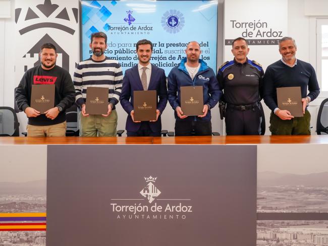 El alcalde, Alejandro Navarro Prieto, el concejal de Seguridad, Alberto Cantalejo, los representantes de los sindicatos de la Policía Local: CSIT-PLA (Policía Local Asociada), CPPM (Colectivo Profesional de Policía Municipal) y UPM (Unión Policía Municipal) y el comisario principal, Miguel Parra