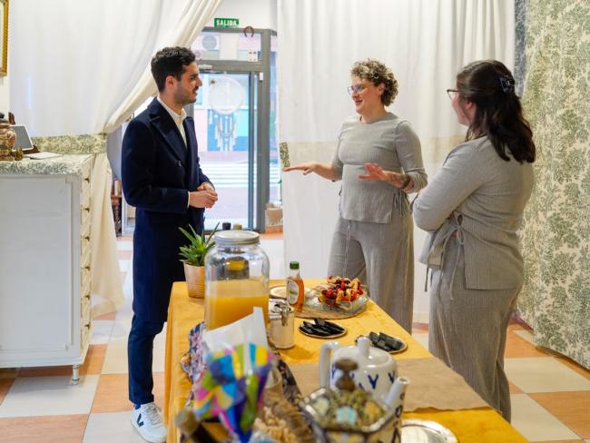 El alcalde, Alejandro Navarro, visitando Kalopsia Rituals Spa, junto a sus a sus propietarias, Patricia Tabares y María Ortiz  