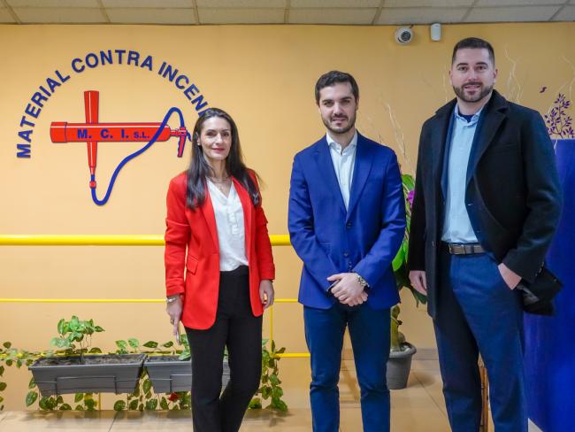El alcalde, Alejandro Navarro, visitando M.C.I acompañado por los CEOS de la empresa, Noelia Palacin y José Imedio