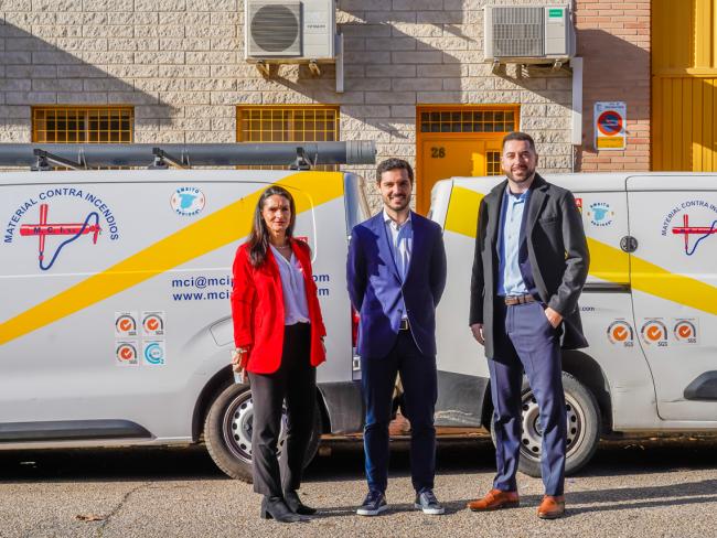 El alcalde, Alejandro Navarro, visitando M.C.I acompañado por los CEOS de la empresa, Noelia Palacin y José Imedio