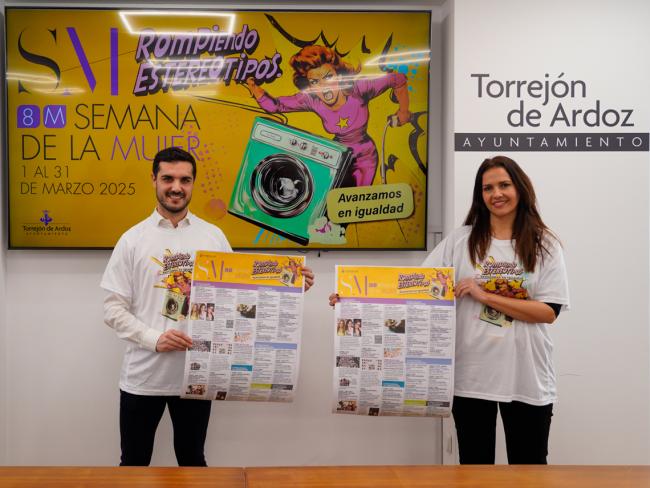 El alcalde, Alejandro Navarro Prieto, y la concejala de Igualdad y Festejos, Maria Eugenia Gil, presentado la Semana de la Mujer