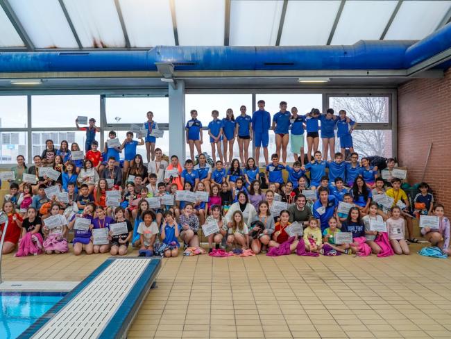 El alcalde, Alejandro Navarro, y la concejala de Turismo, Miriam Gutiérrez, con los participantes de las categorías benjamín, alevín, infantil y cadete