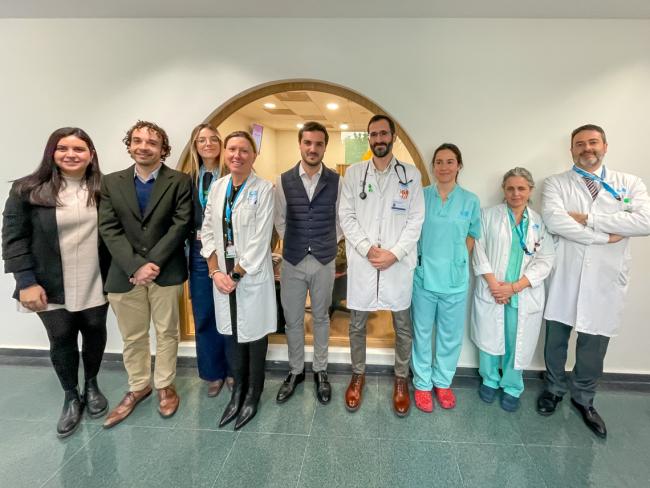 El alcalde, Alejandro Navarro Prieto, ha conocido estas iniciativas en una presentación en la que ha estado acompañado de la directora gerente del Hospital, María Pilar Navarro, y parte del equipo médico y la red DOMUM que ha impulsado el proyecto de la nueva sala de espera de Oncología