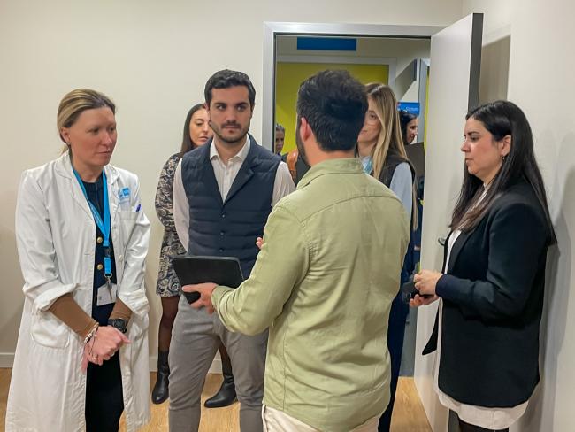 El personal responsable de la transformación de la sala de espera explicando al alcalde la transformación llevada a cabo 
