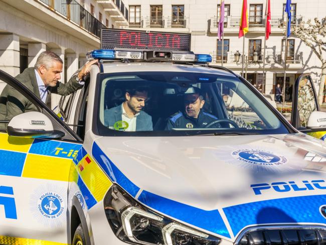 El comisario principal de la Policía Local explica al alcalde y al concejal de Seguridad las novedades técnicas de los nuevos vehículos policiales