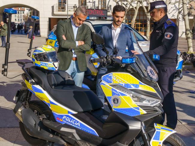 Las 4 motocicletas son de marca KIMCO estando rotuladas con alta visibilidad. Son de uso polivalente para tráfico y seguridad ciudadana y están equipadas con cámaras de grabación para documentar las intervenciones policiales
