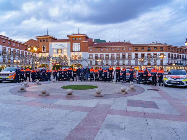 El alcalde, Alejandro Navarro, y el concejal de Seguridad, Alberto Cantalejo, y el jefe operativo de Protección Civil de Torrejón de Ardoz, Rafael Fernández, posando con los voluntarios de Protección Civil en la Plaza Mayor