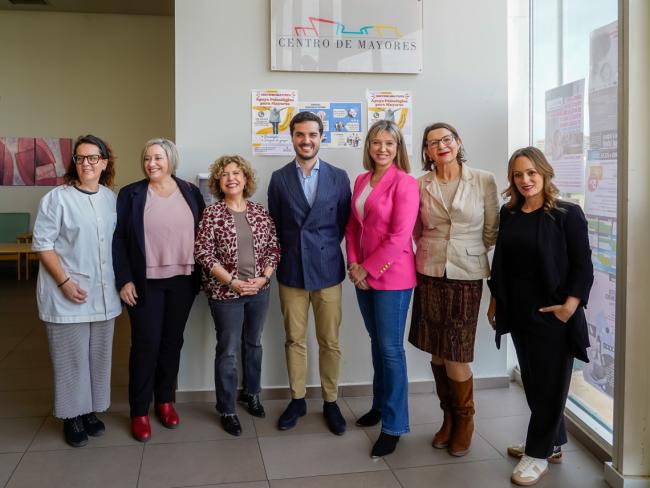 El alcalde, Alejandro Navarro Prieto, la concejala de Mayores, Ana Verónica González, y las responsables de cada recurso: Inmaculada Pérez, responsable del servicio de apoyo psicológico; Beatriz Garcia, gestora del servicio de podología; Natalia Gutierrez, responsable del equipo de fisioterapia; y Beatriz Delgado, adjudicataria servicio de peluquería de La Caja del Arte
