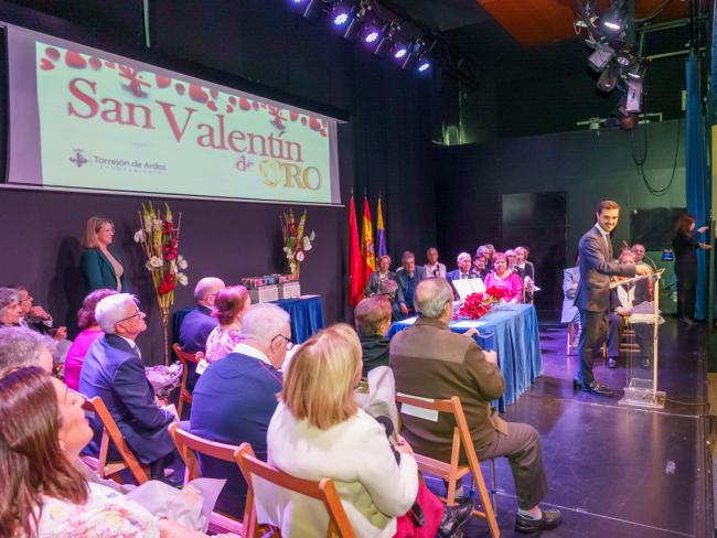 La Casa de la Cultura acogió la celebración por todo lo alto de “San Valentín de Oro” con 48 parejas torrejoneras de personas mayores que tienen al menos 50 años de convivencia
