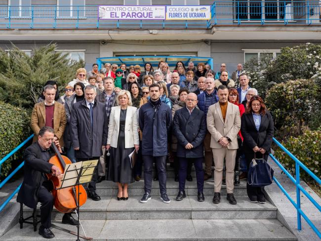 El alcalde, junto al ministro consejero de la embajada de Ucrania en España, concejales de los tres grupos políticos del Ayuntamiento, representantes del colectivo ucraniano y vecinos de la ciudad durante el minuto de silencio