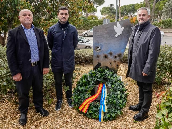 El alcalde, Alejandro Navarro Prieto, el ministro consejero de la embajada de Ucrania en España, Serhii Ustymenko y el artista ucraniano, Volodymyr Systalyuk
