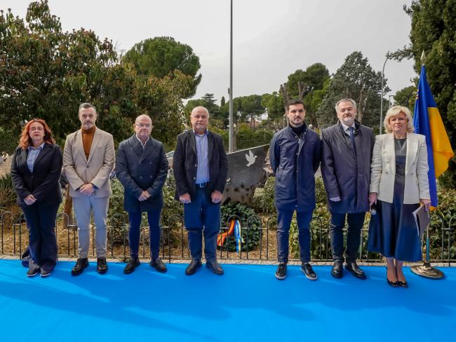 El alcalde y los portavoces de los tres grupos políticos junto al ministro consejero de la embajada de Ucrania en España, la representante de entidades y de la población ucraniana en Torrejón de Ardoz, y el autor de la escultura