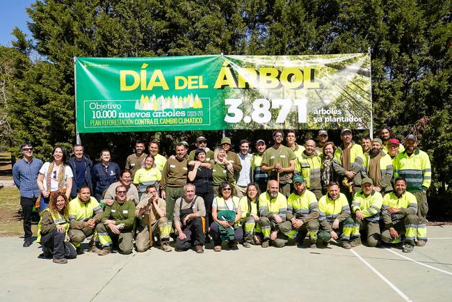 El alcalde, Alejandro Navarro Prieto, y la concejala de Medio Ambiente, Esperanza Fernández, con los trabajadores municipales