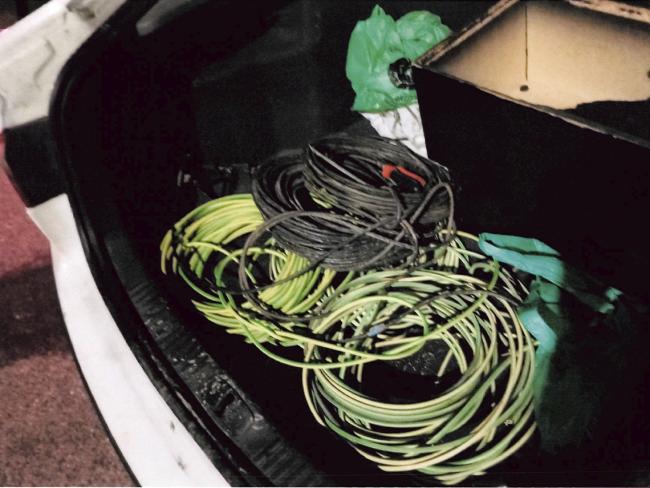 Imagen del maletero del coche de los detenidos con parte del cable robado