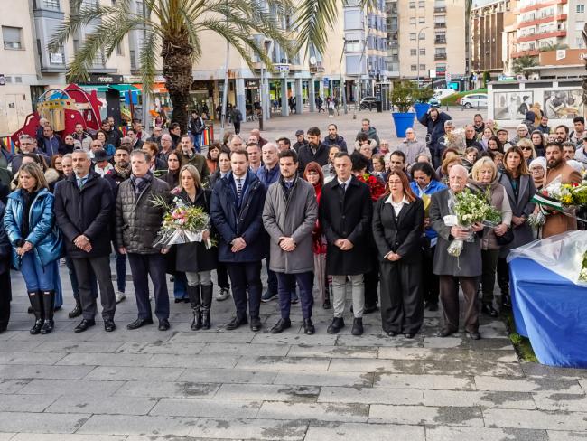 Los afectados y familiares de las víctimas, el alcalde, Alejandro Navarro Prieto, los portavoces de los 3 grupos políticos y la diputada torrejonera de la Asamblea de Madrid, Ainhoa García Jabonero, realizaron una ofrenda floral acompañados de las asociaciones vecinales y entidades ciudadanas