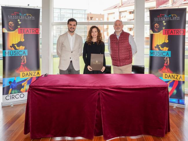 El alcalde, Alejandro Navarro Prieto, la directora de la Compañía de Danza Española Aída Gómez, y el concejal de Cultura, José Antonio Moreno