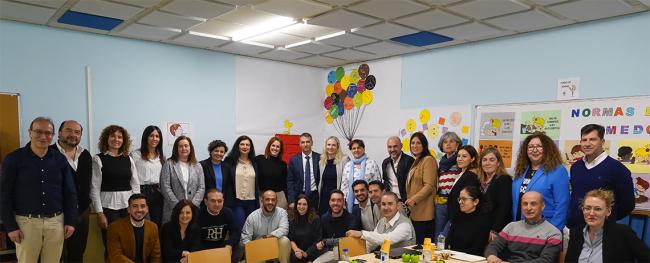 El alcalde, Alejandro Navarro Prieto, se ha reunido en el CEIP La Zarzuela con los directores de los colegios públicos de la ciudad, donde les ha detallado el inicio de la instalación de aire acondicionado en los centros