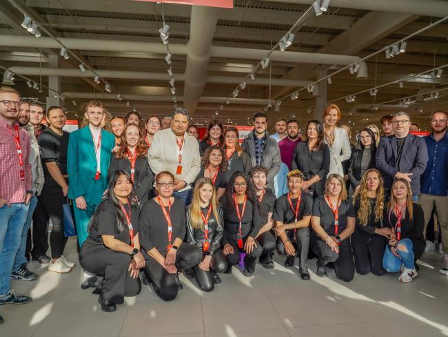 El alcalde, Alejandro Navarro, los directivos de la compañía y del centro comercial y algunos de los trabajadores