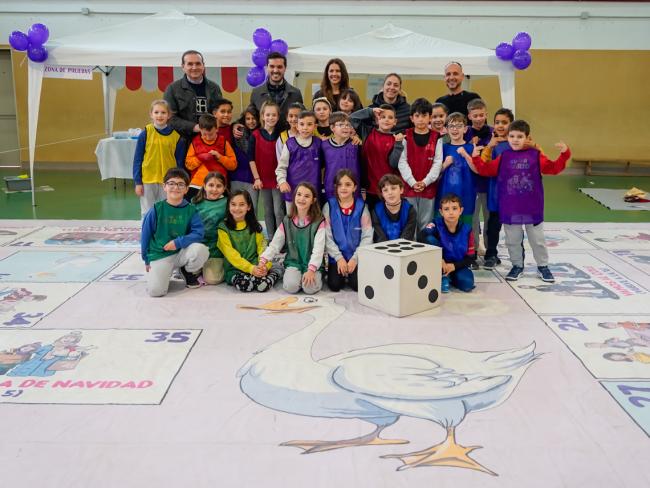 El alcalde, Alejandro Navarro, y la concejala de Igualdad y Festejos, María Eugenia Gil, visitando la campaña escolar “La Oca Gigante de corresponsabilidad”, en el colegio Andrés Segovia