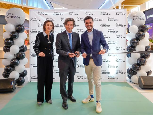 El alcalde de Torrejón de Ardoz, Alejandro Navarro, inaugura el nuevo Centro Comercial Parque Corredor tras la reforma integral 