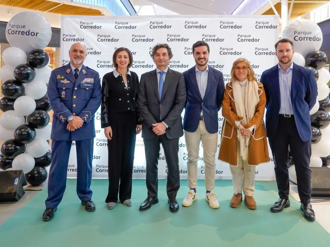 El general de la Base General de Brigada y jefe de la Base Aérea, Alfonso Reyes, la gerente del Centro Comercial Parque Corredor, Joaquina Joaquín, el máximo responsable de Redevco en España y Portugal, Israel Casanova, el alcalde de Torrejón de Ardoz, Alejandro Navarro Prieto, la secretaria general de AEDHE, Pilar Fernández, y el concejal de Urbanismo, Vivienda y Juventud, Víctor Miranda