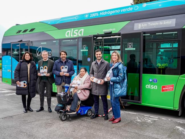 Autobuses urbanos con el objetivo de fomentar el voluntariado para acompañar a mayores de la ciudad en situación de soledad no deseada