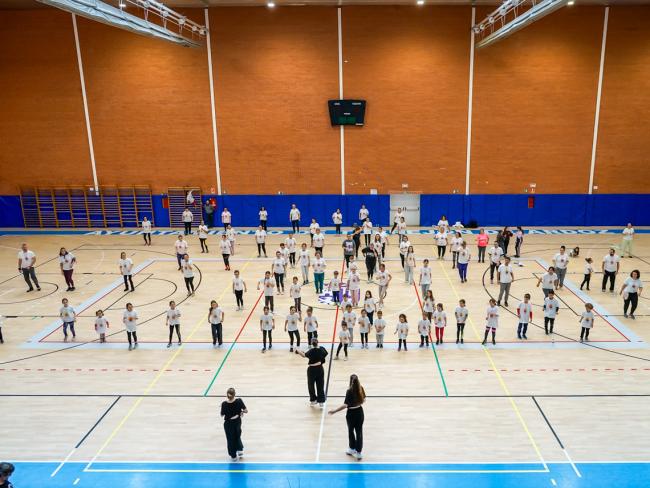 Imagen de la Master Class de Zumba en familia, celebrada en el Pabellón Deportivo José Antonio Paraíso a cargo de la escuela Serendance