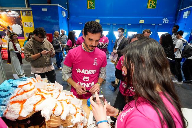 El alcalde, Alejandro Navarro visitando uno de los stands