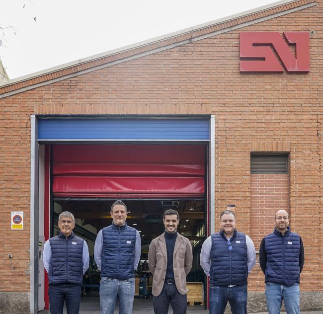 El alcalde, Alejandro Navarro, acompañado por el CEO de la empresa, Rodrigo Trigales, el director de producción, Juan Parreño, el director técnico, Ignacio de Pablos, y el responsable de Calidad, Alejandro García, visitando las instalaciones de SIGEVAL