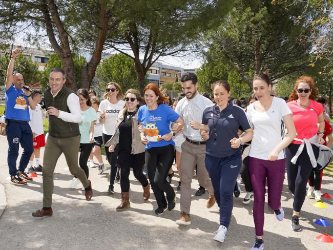 El alcalde, Alejandro Navarro, el concejal de Educación, Bienestar e Inmigración, Rubén Martínez, y miembros del equipo directivo y profesores del CEIP La Zarzuela también se sumaron a la carrera