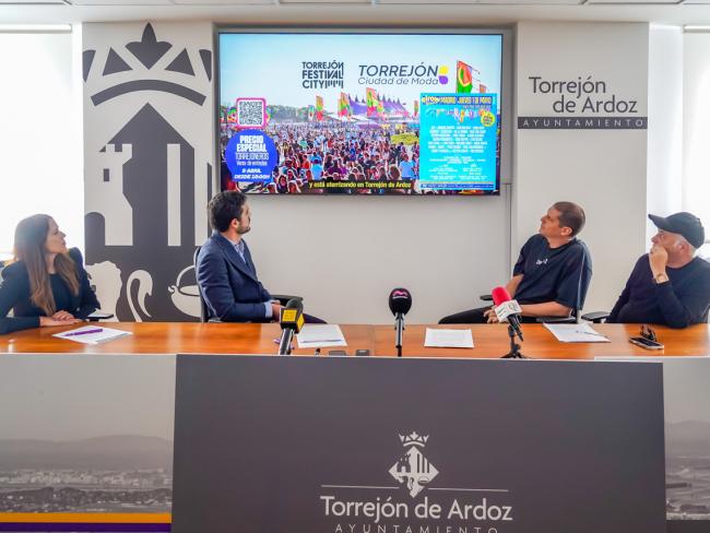 El alcalde, Alejandro Navarro, la concejala de Igualdad y Festejos, María Eugenia Gil, y los promotores del festival elrow Town, Juan Arnau, CEO Festival elrow Town, y Joaquín Cabós, director del festival