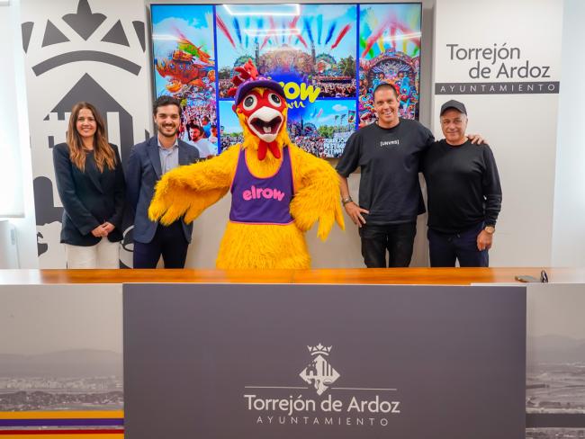 El alcalde, Alejandro Navarro, la concejala de Igualdad y Festejos, María Eugenia Gil, y los promotores del festival elrow Town, Juan Arnau, CEO Festival elrow Town, y Joaquín Cabós, director del festival, junto a la mascota oficial del festival