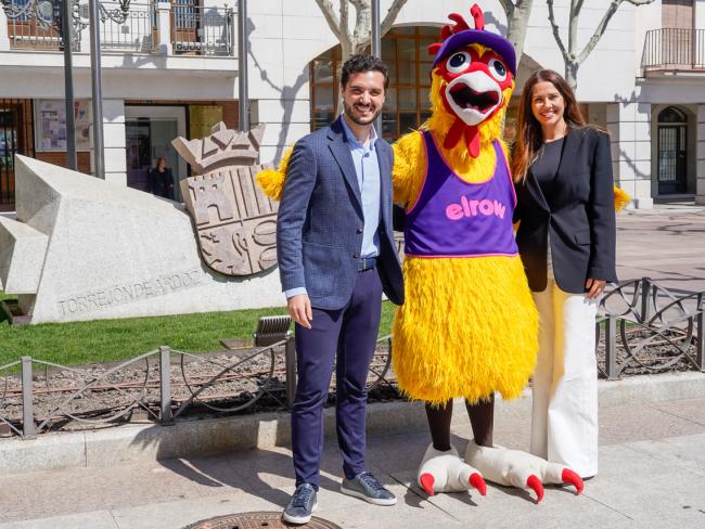 El alcalde, Alejandro Navarro, y la concejala de de Festejos e Igualdad, María Eugenia Gil, junto a la mascota oficial del festival