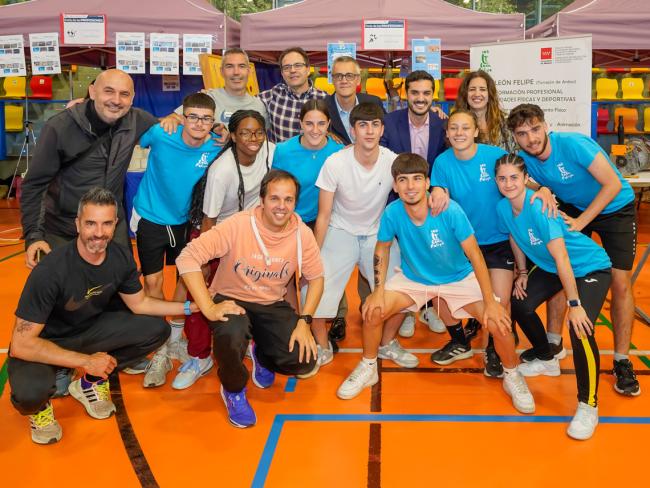 El alcalde, Alejandro Navarro con alumnos del IES León Felipe
